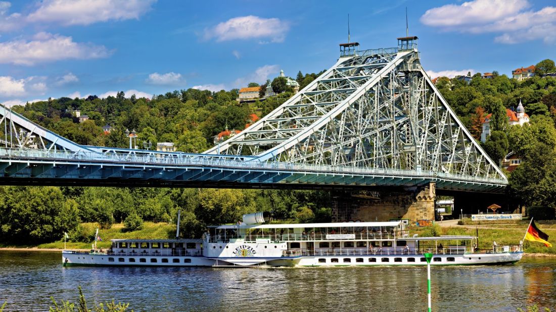 Das Blaue Wunder über der Elbe in Dresden Loschwitz, darunter ein Elbdampfer