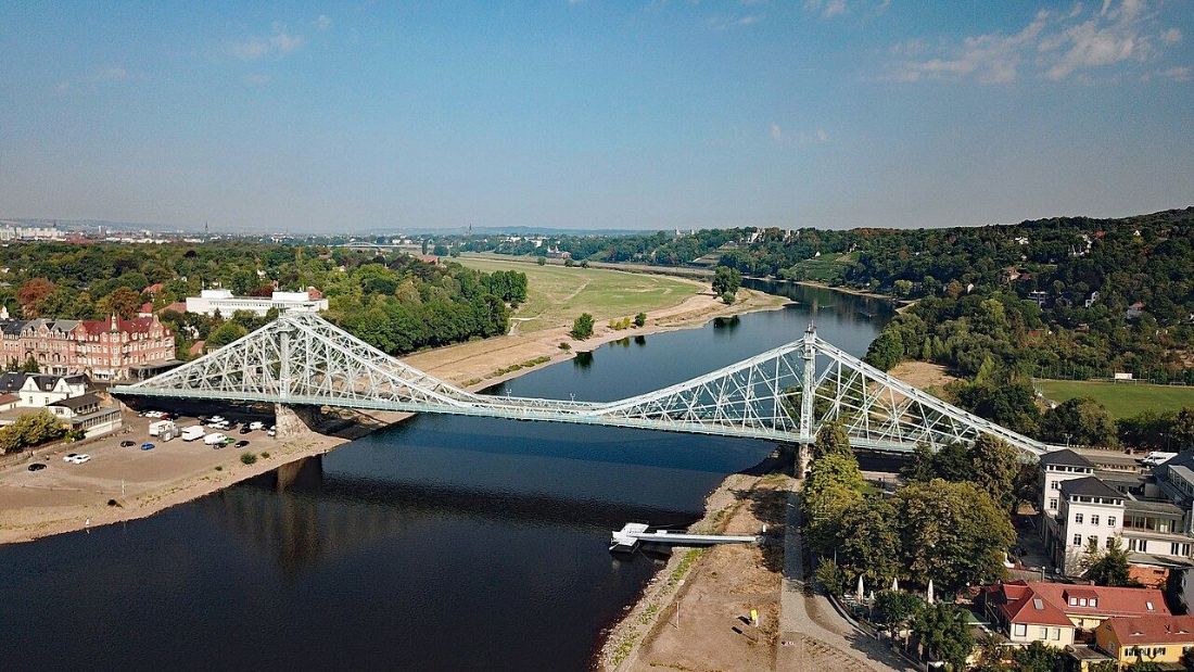 Luftbild des Blauen Wunders, der Loschwitzer Brücke über die Elbe zwischen Loschwitz und Blasewitz
