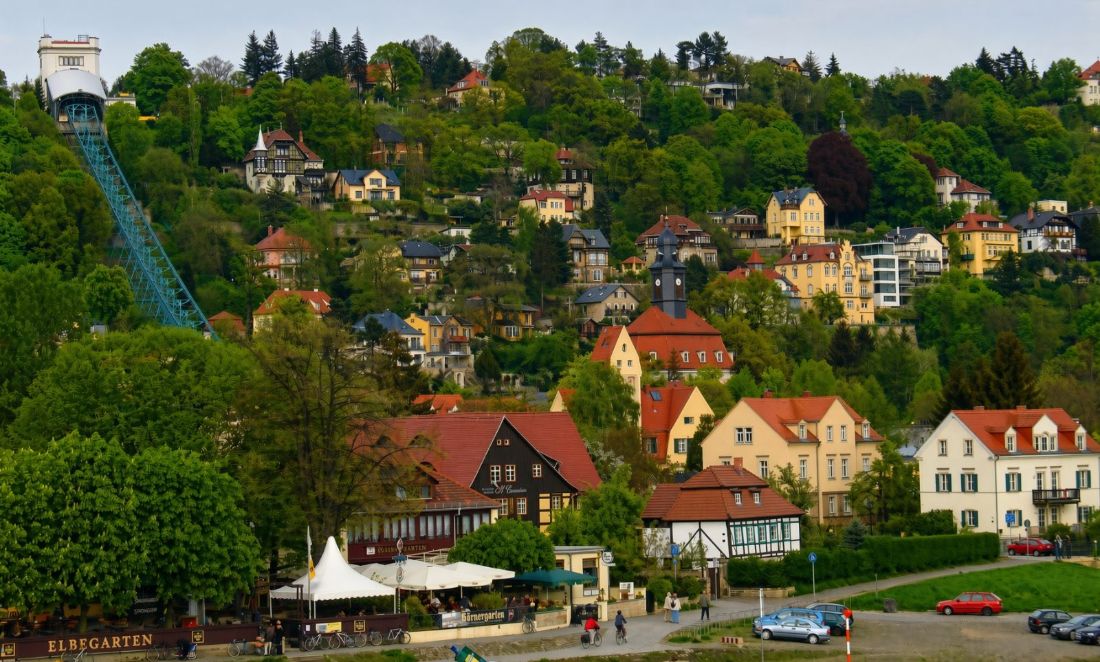 View from the Blaues Wunder bridge over Loschwitz with the suspension railway, the Elbe slope and the Körnergarten