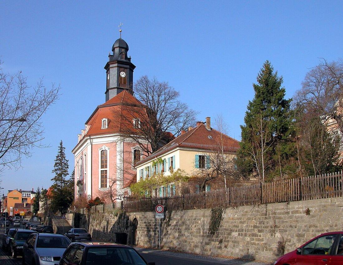 Loschwitzer Kirche in Dresden mit altrosa Fassade, Mansarddach und welscher Haube