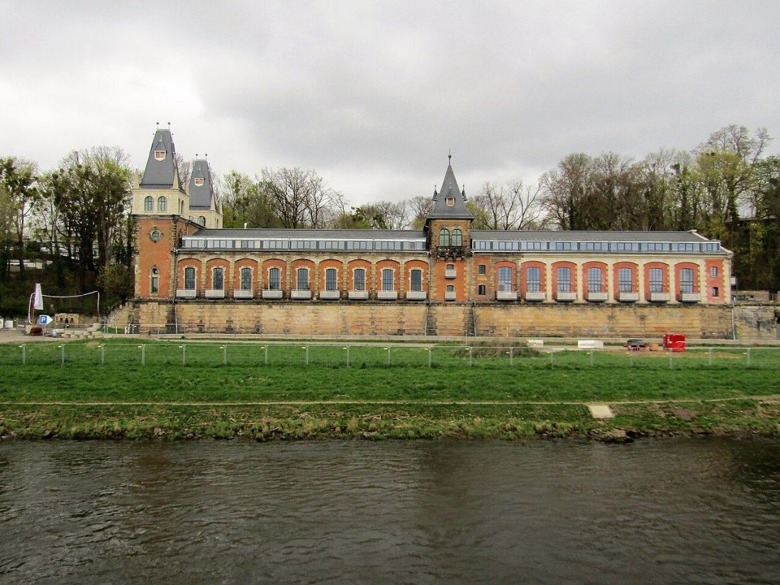 Das ehemalige Wasserwerk Saloppe am rechten Elbufer in Dresden