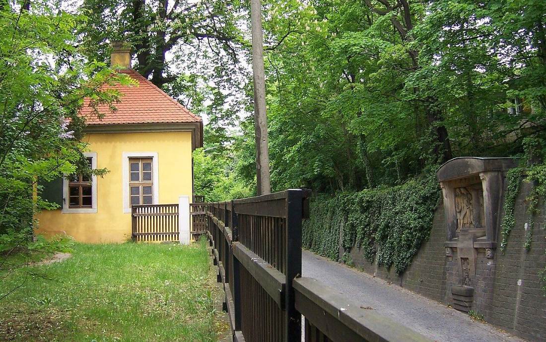 Das Schillerhäuschen an der Schillerstraße in Dresden Loschwitz mit Denkmal