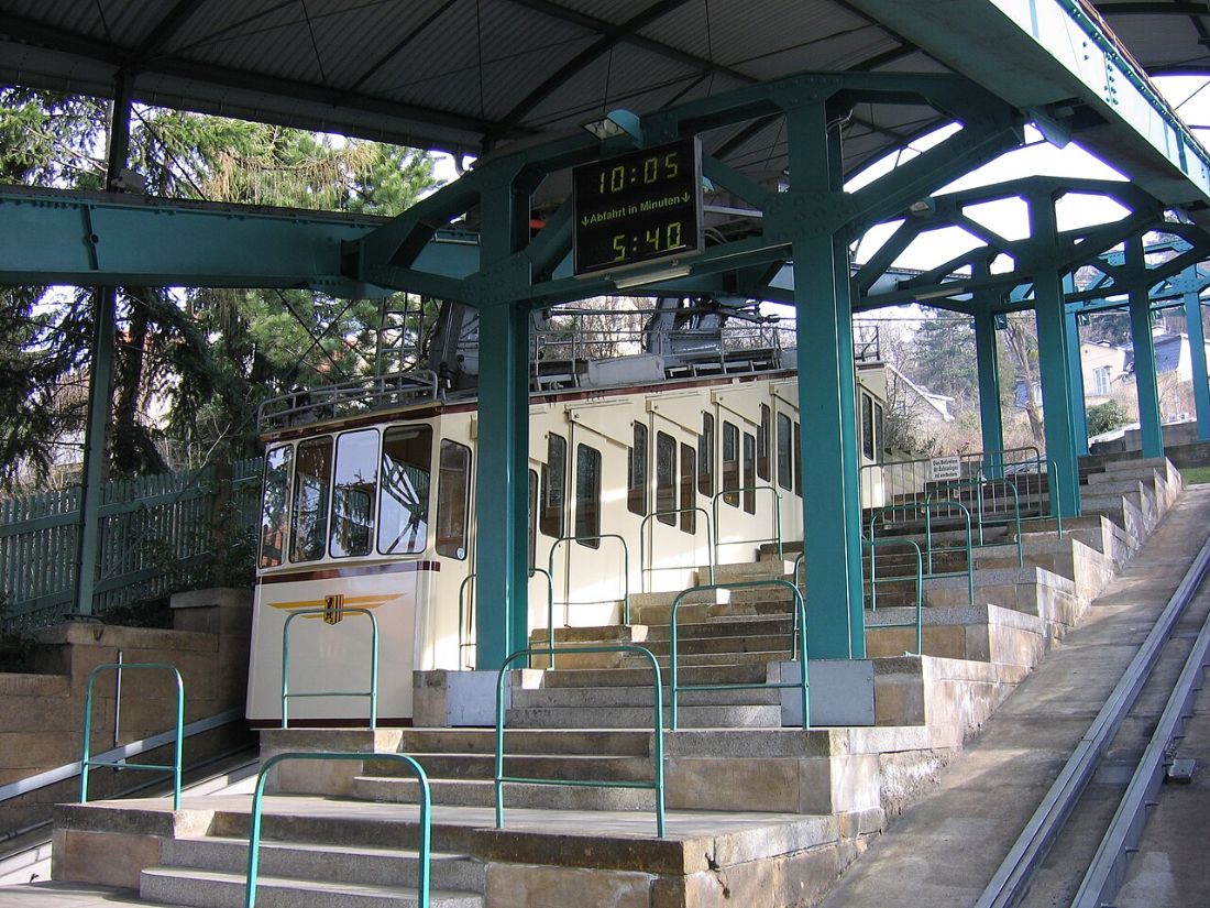 Car of the Dresden suspension railway entering the valley station at Körnerplatz
