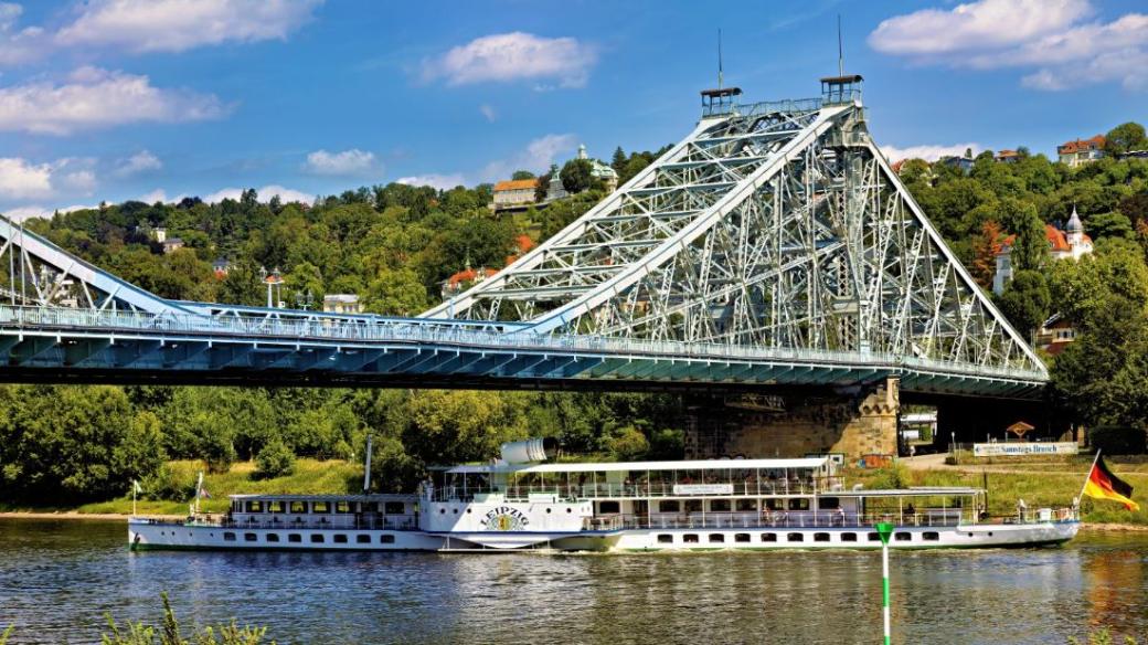 Das Blaue Wunder über der Elbe in Dresden Loschwitz, darunter ein Elbdampfer