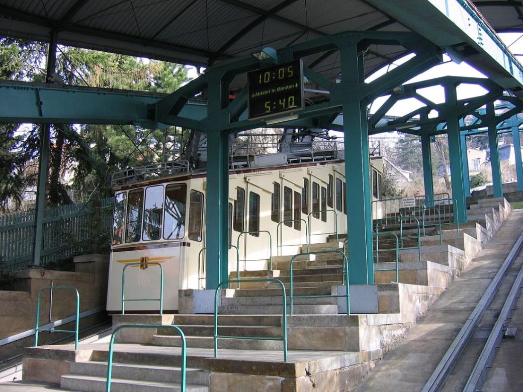 Car of the Dresden suspension railway entering the valley station at Körnerplatz