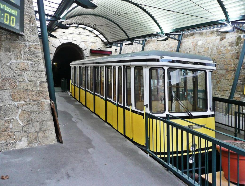 Car of the Dresden funicular on the line between Körnerplatz and Luisenhof
